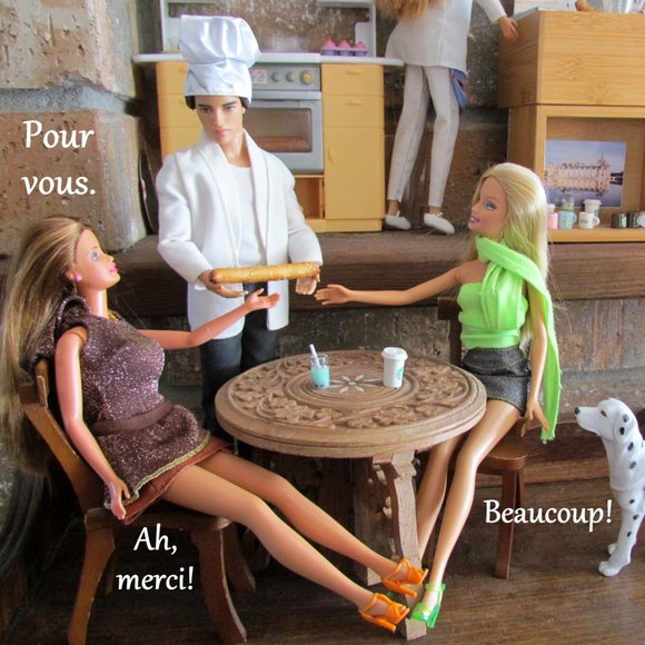 BARBIE & TERESA DOLLS, SWIMSUITS + OUTFITS in FRENCH STARBUCKS STORY - LOVELY! - Picture 9 of 10